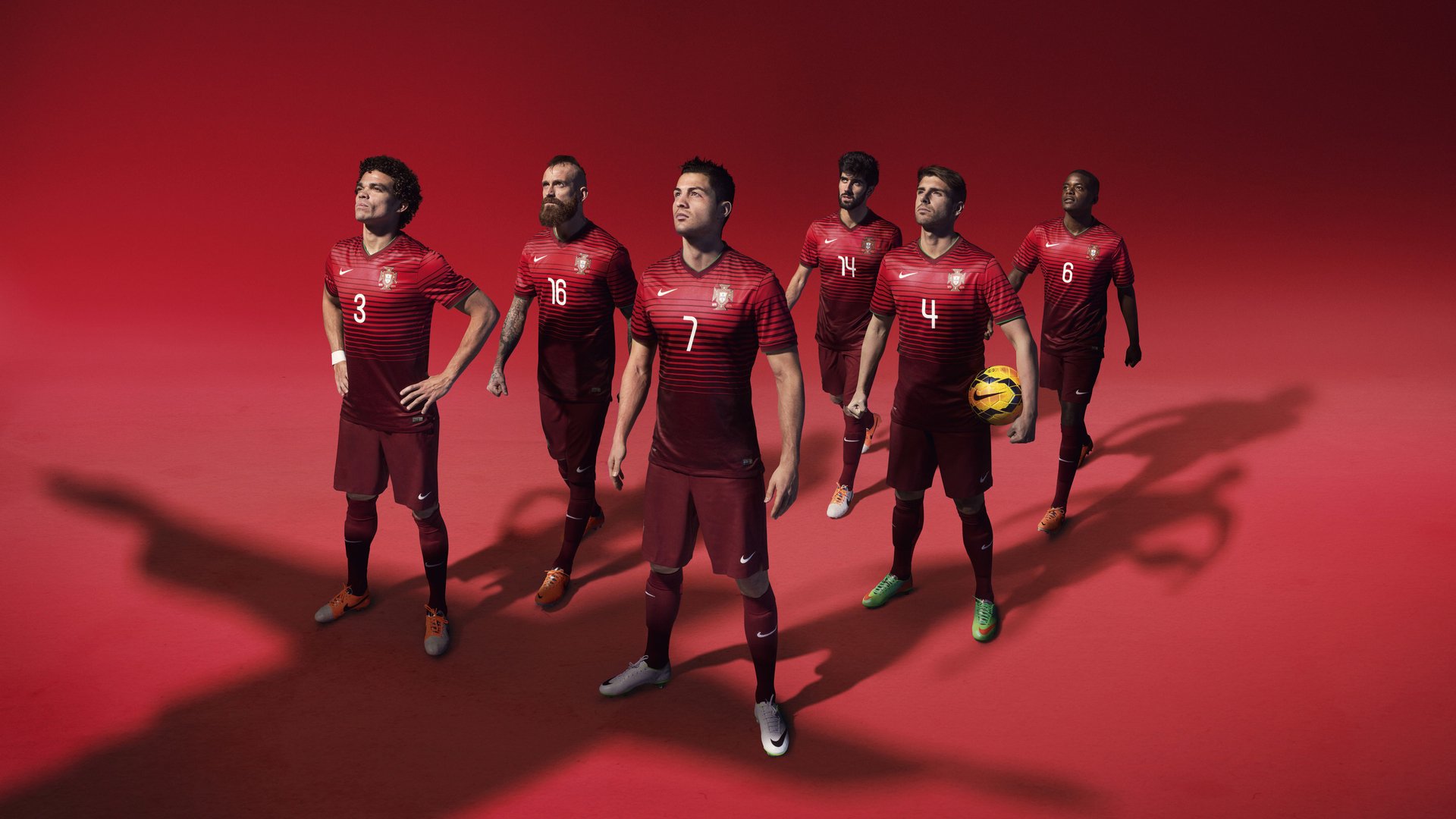 足球比赛中智能设备应用日益普及，提升观赛体验，足球训练智能设备